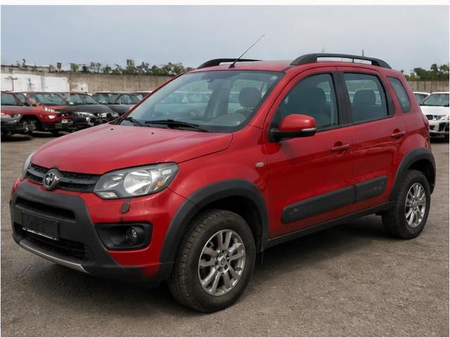 Foto ilustrativa de SUV compacto vermelho em pátio de leilão