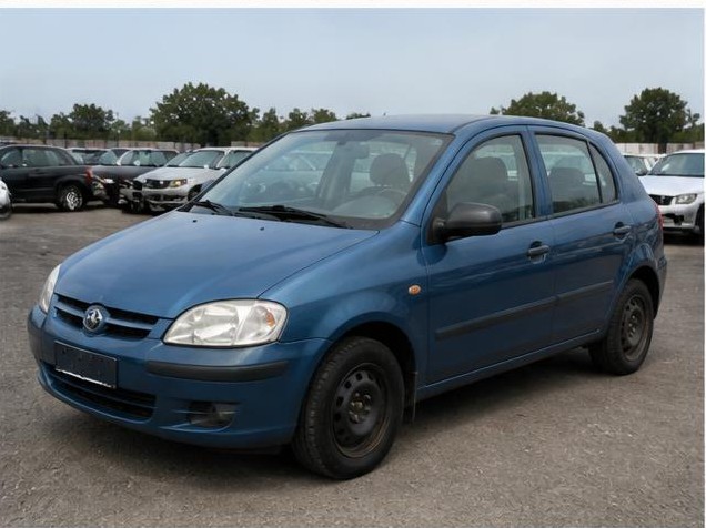 Foto ilustrativa de Hatch econômico azul em pátio de leilão