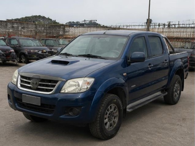 Foto ilustrativa de Picape 4x4 azul em pátio de leilão